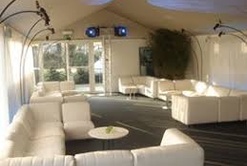 L’HOTE EN EST CONNU