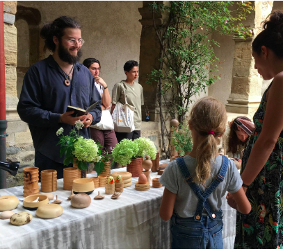 Adrien au marché artisanal