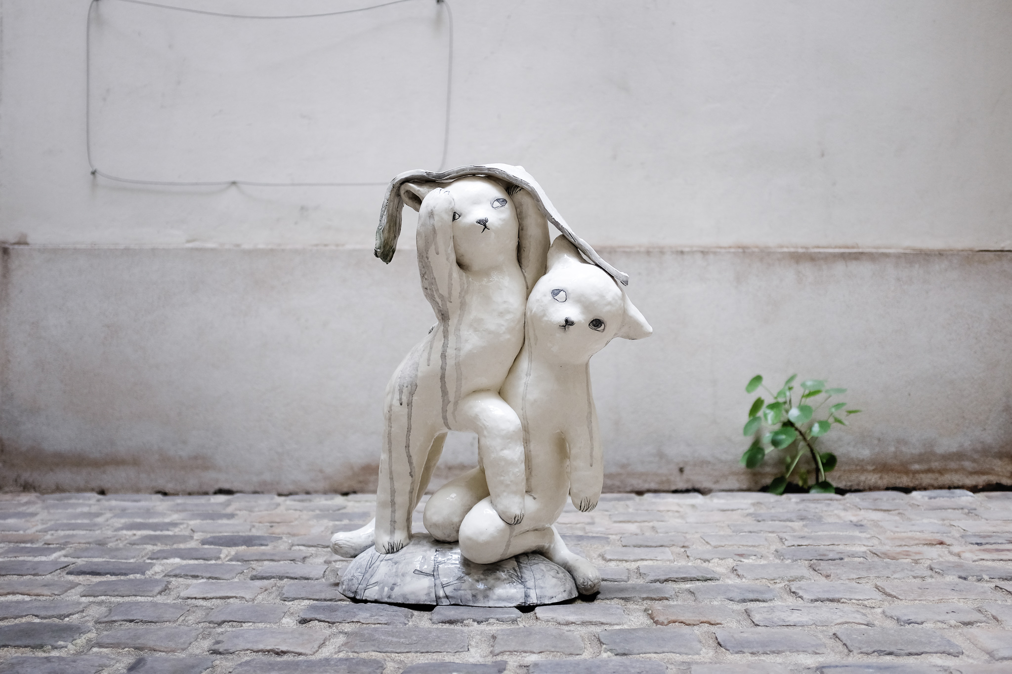 Chats sous la pluie 60 X 40 X15cm Faïence émaillée