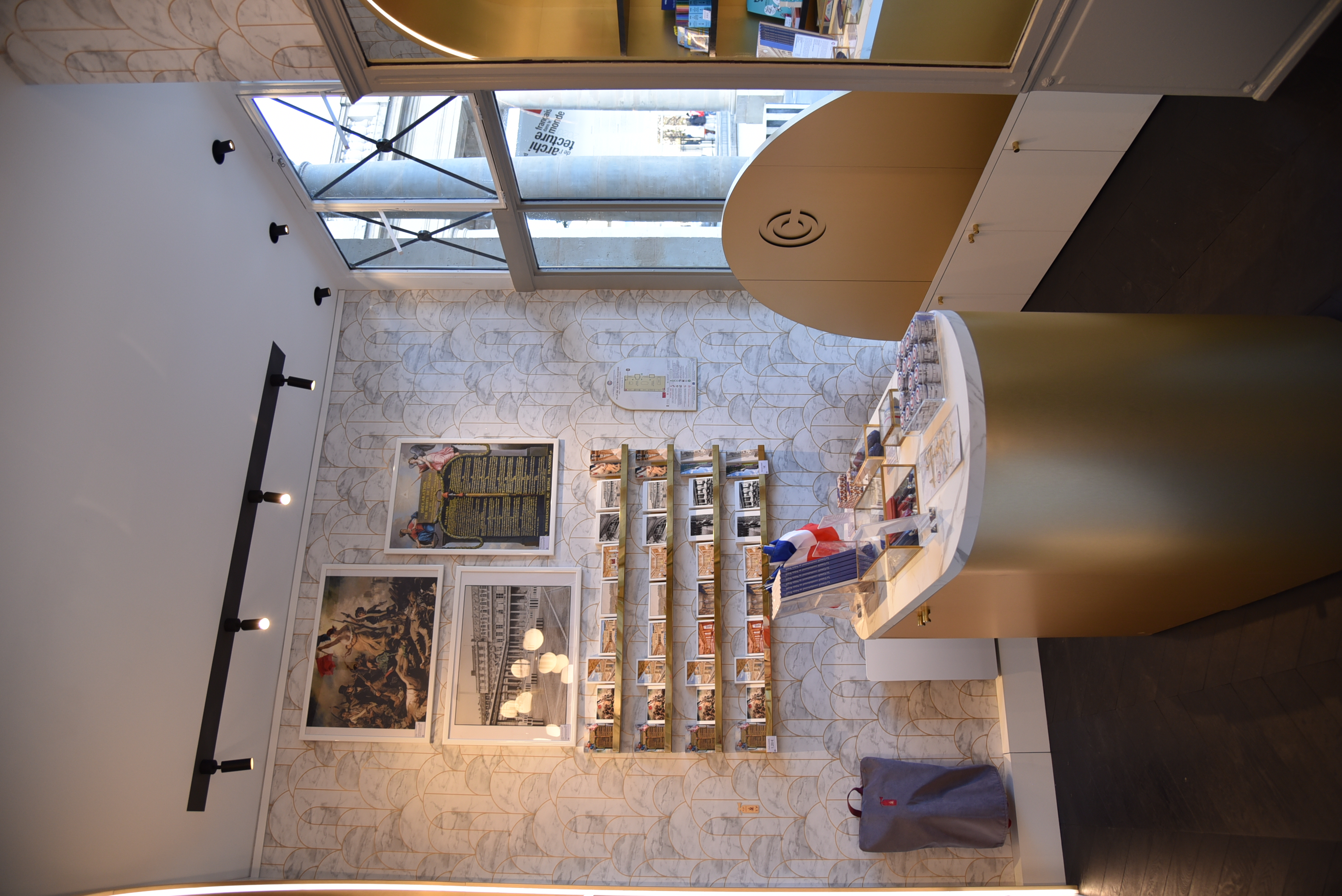 En entrant à droite