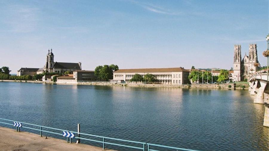 Lycée, St Martin et Abbaye depuis la Moselle