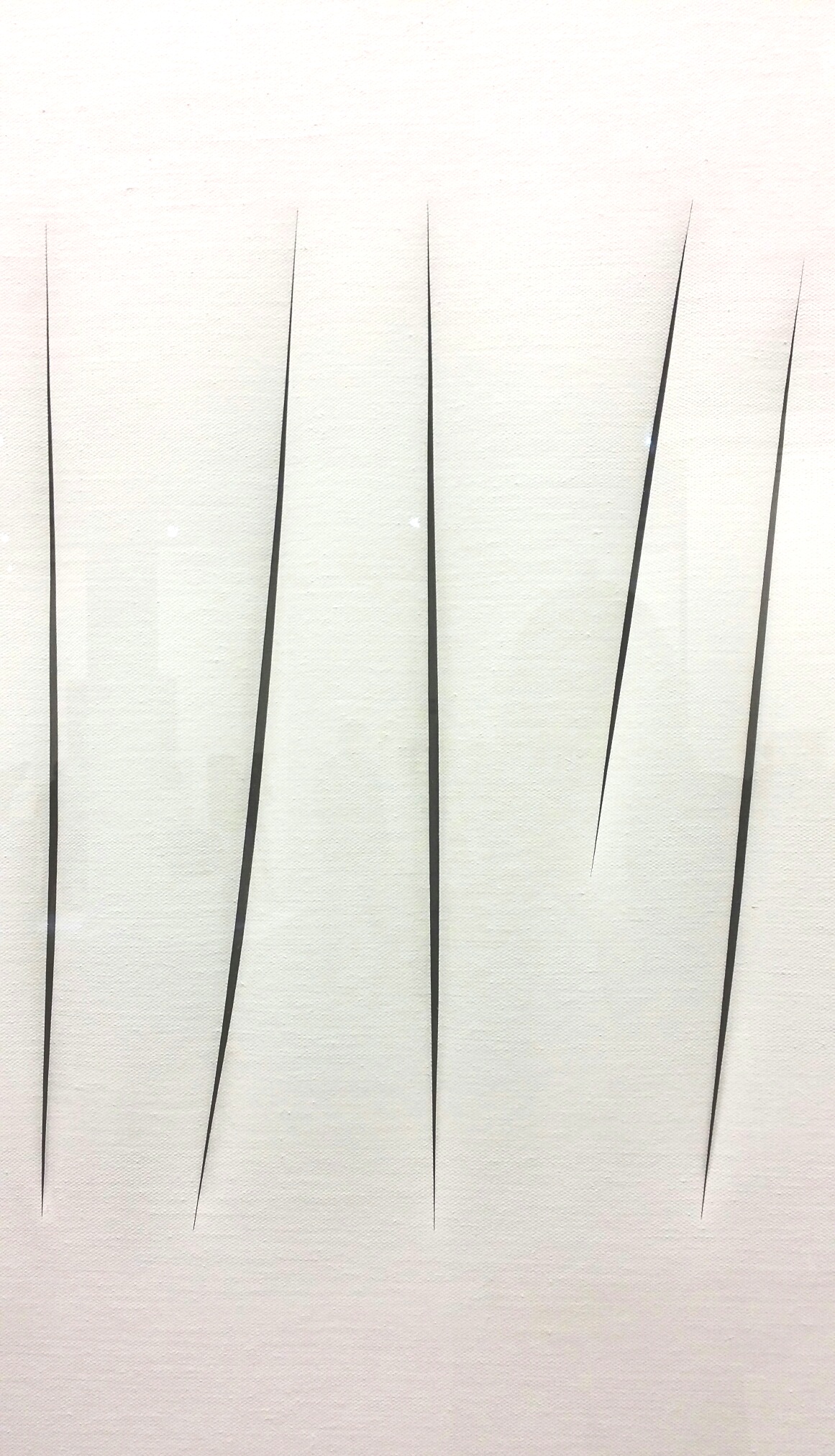 le trait scarifié de Fontana Musée Art Moderne Paris