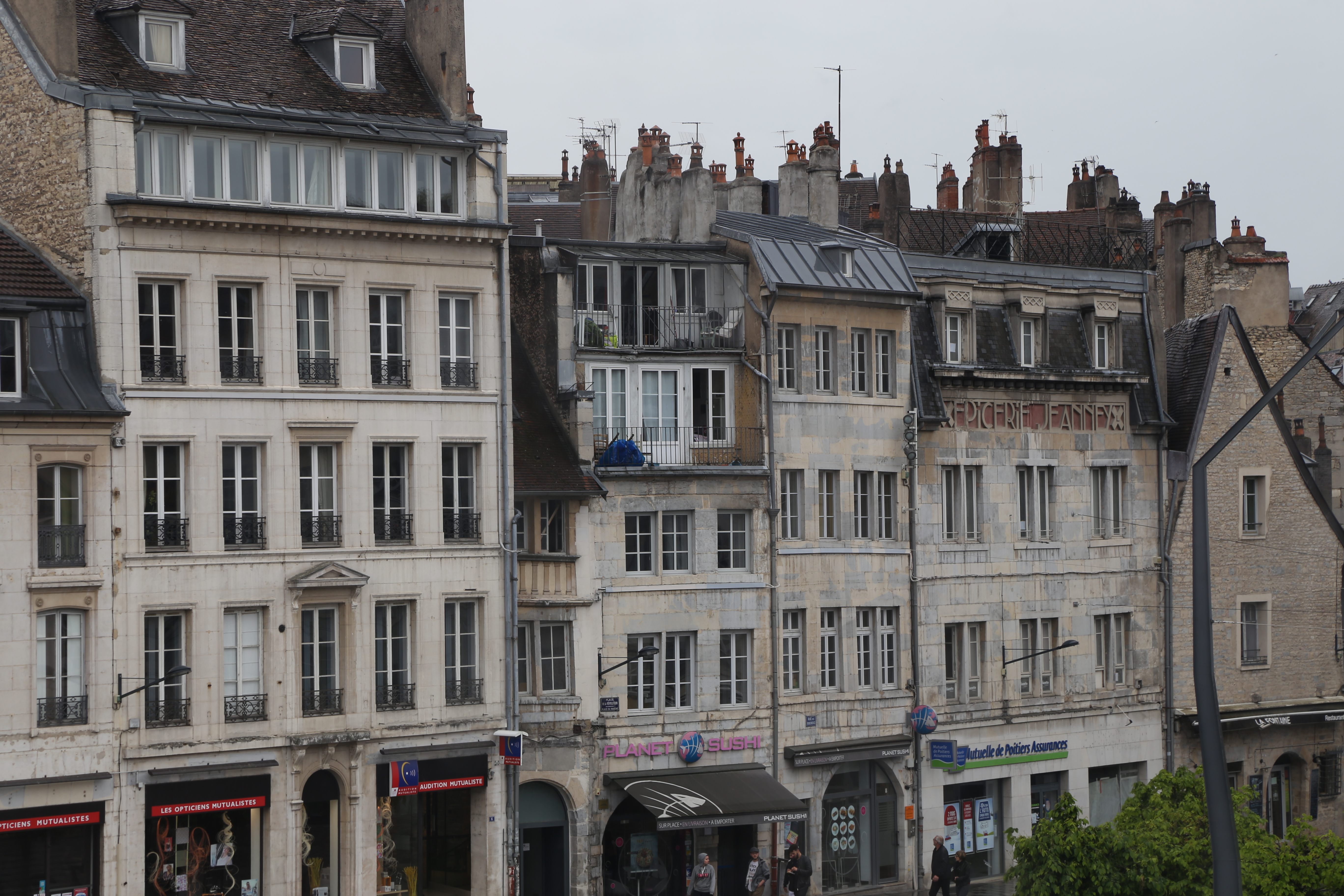 Les façades de la place