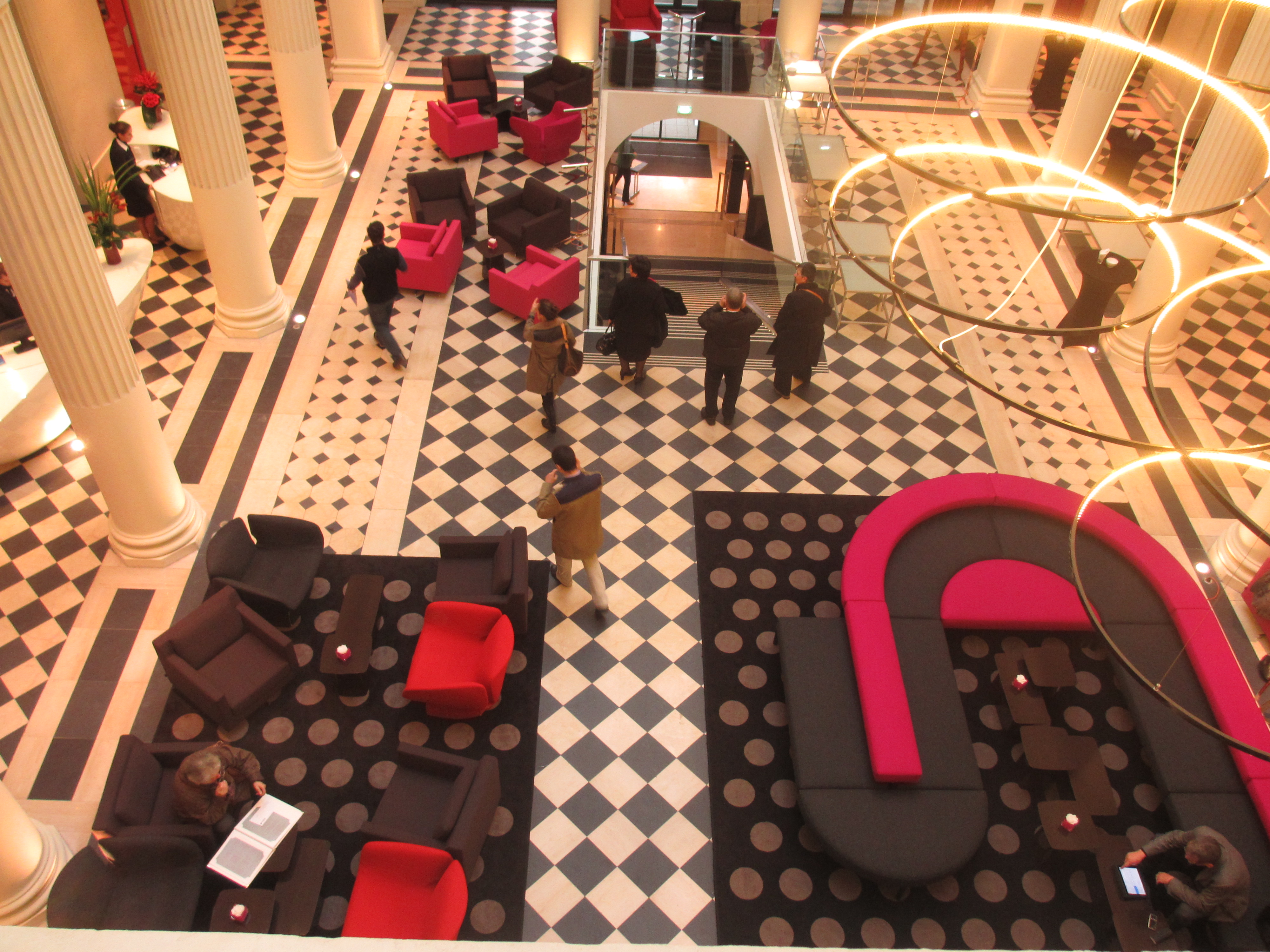 Attente dans le lobby du Radisson blu de Nantes