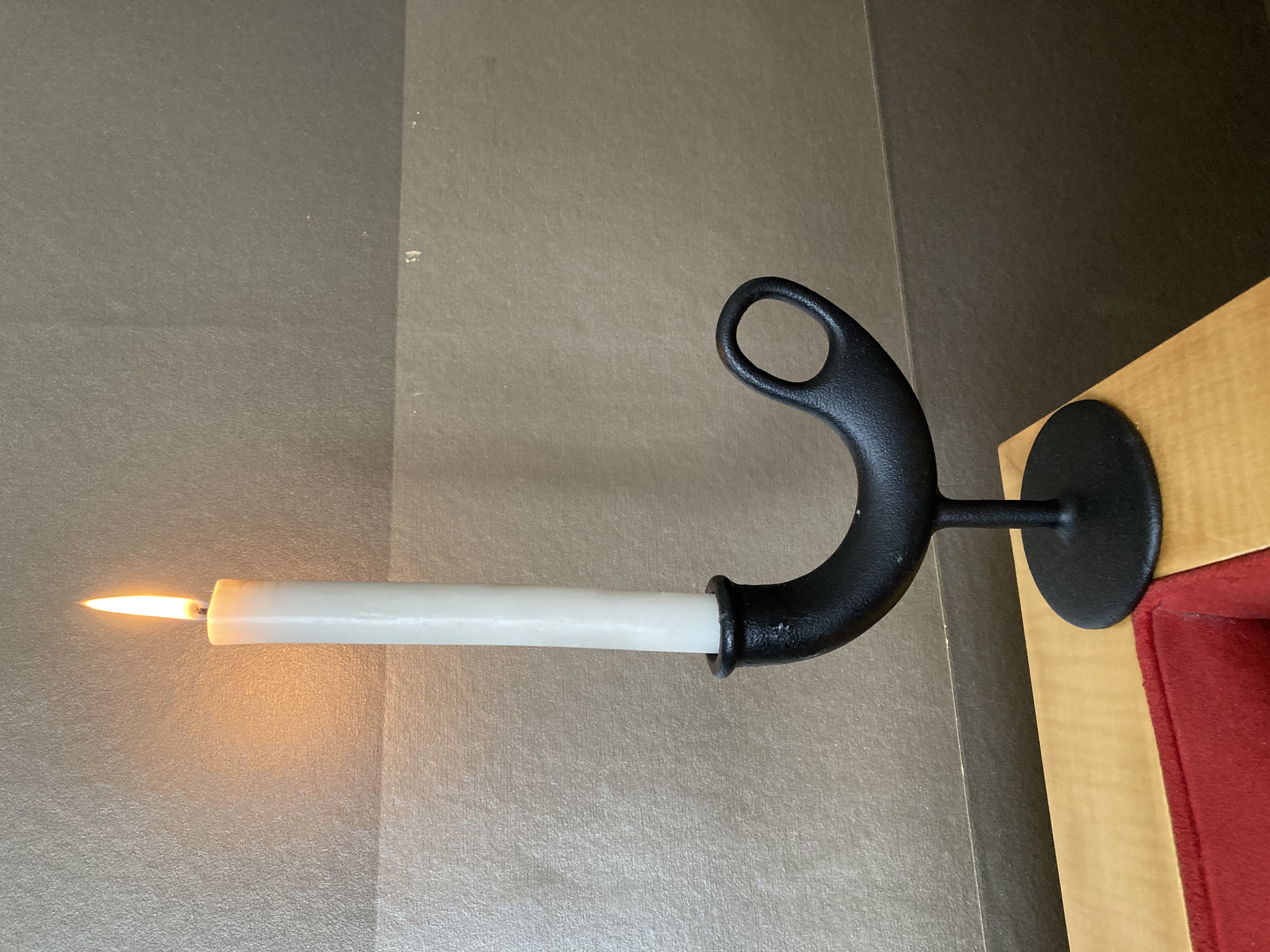 Ilhane tenant la chandelle