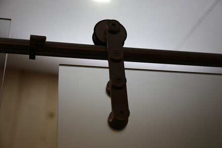 Poulie de bois coulissant cloison de verre