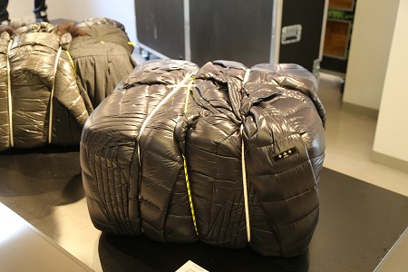 Pouf de doudounes en survie