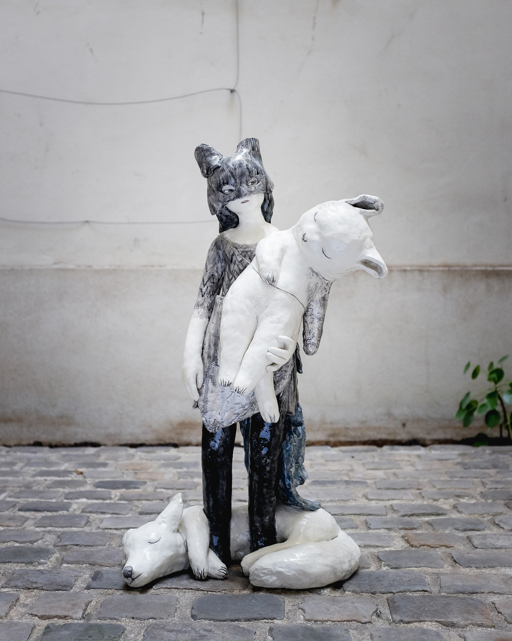 Jeune fille au masque,céramique émaillée, 77X44X30 cm