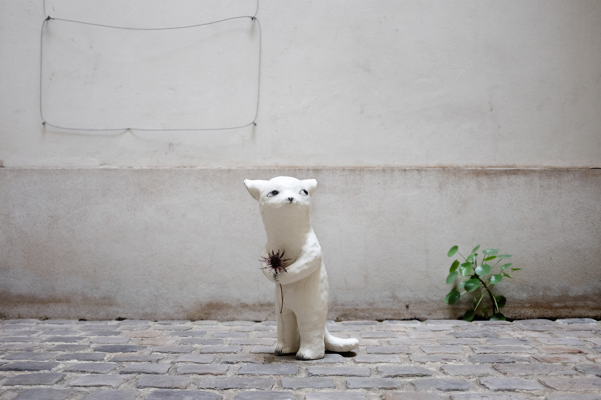 Petit chat au chardon 45X20X20cm faïence émaillée, cuivre