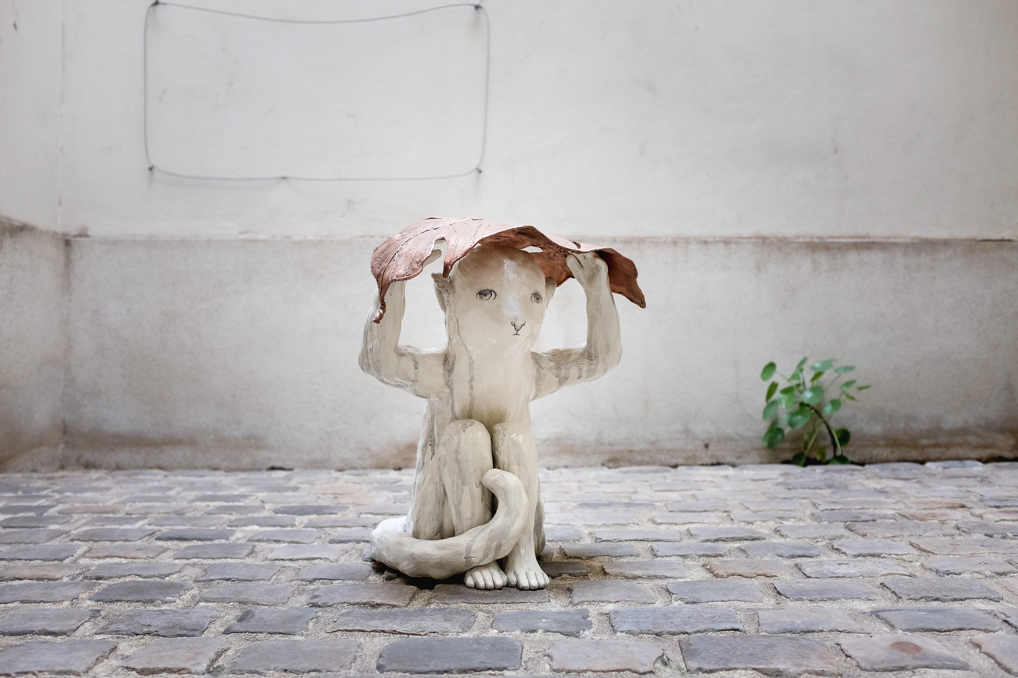 Petit singe à la mousson, céramique émaillée et cuivre 48 X 38 X 39