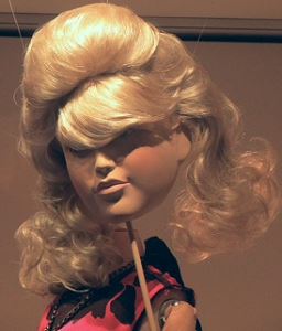 Le regard de la femme blonde