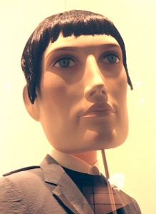 Le regard de l'homme brun