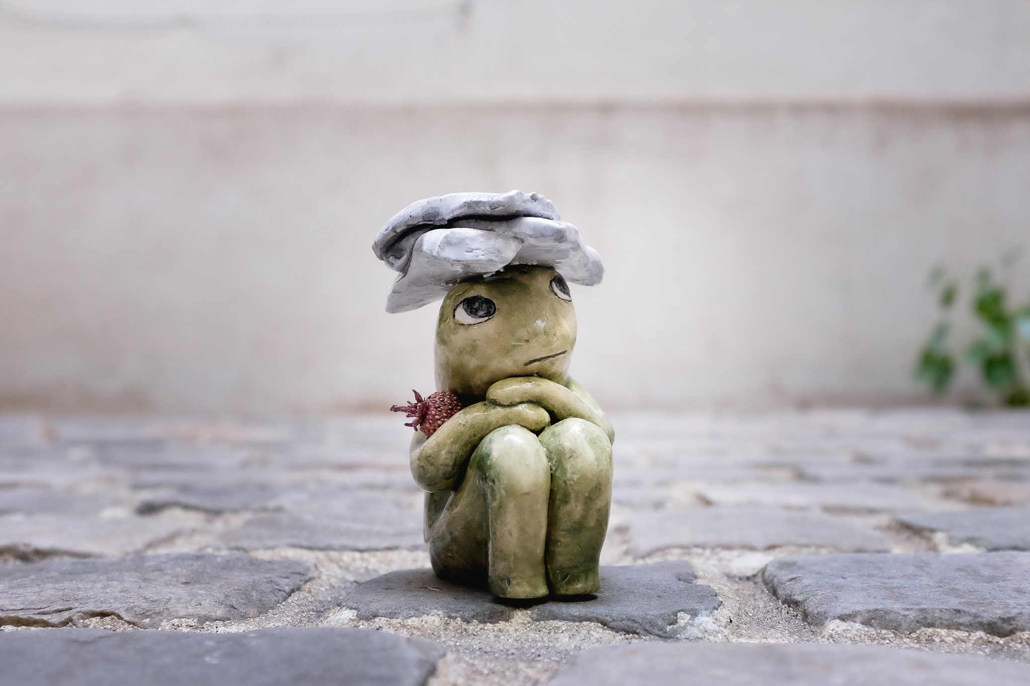 Rainette à la fraise, céramique émaillée, cuivre