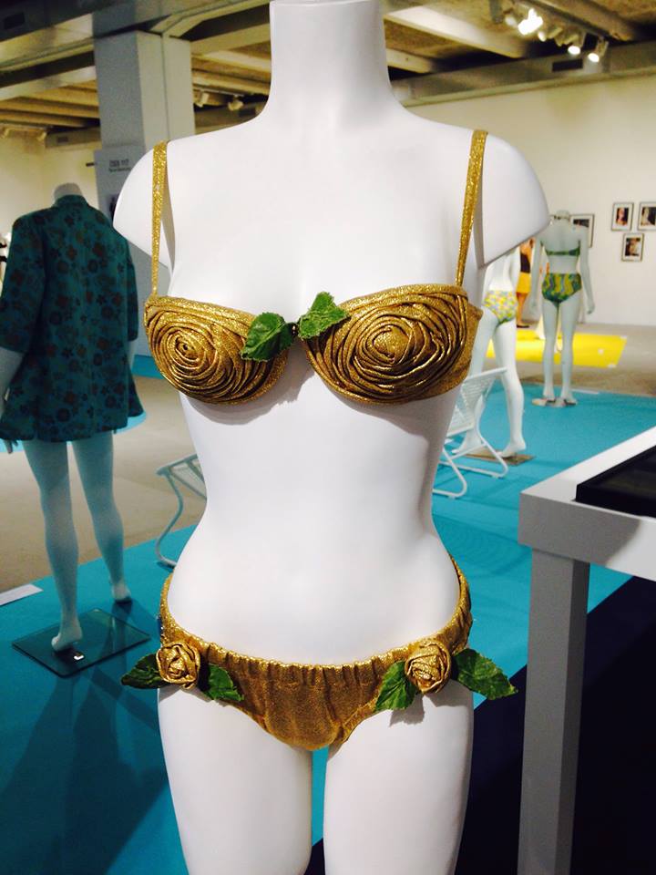 Maillot rose en jaune