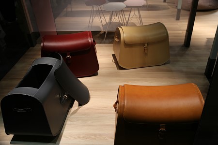 Malle en cuir sellir chez Zanotta