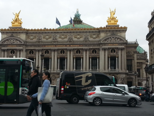 Trafic devant l'Opera