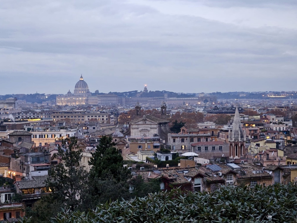 A ses pieds la ville de Rome