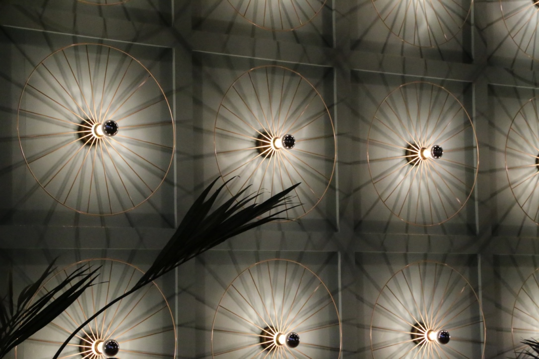 Mur de lumières et de reflets