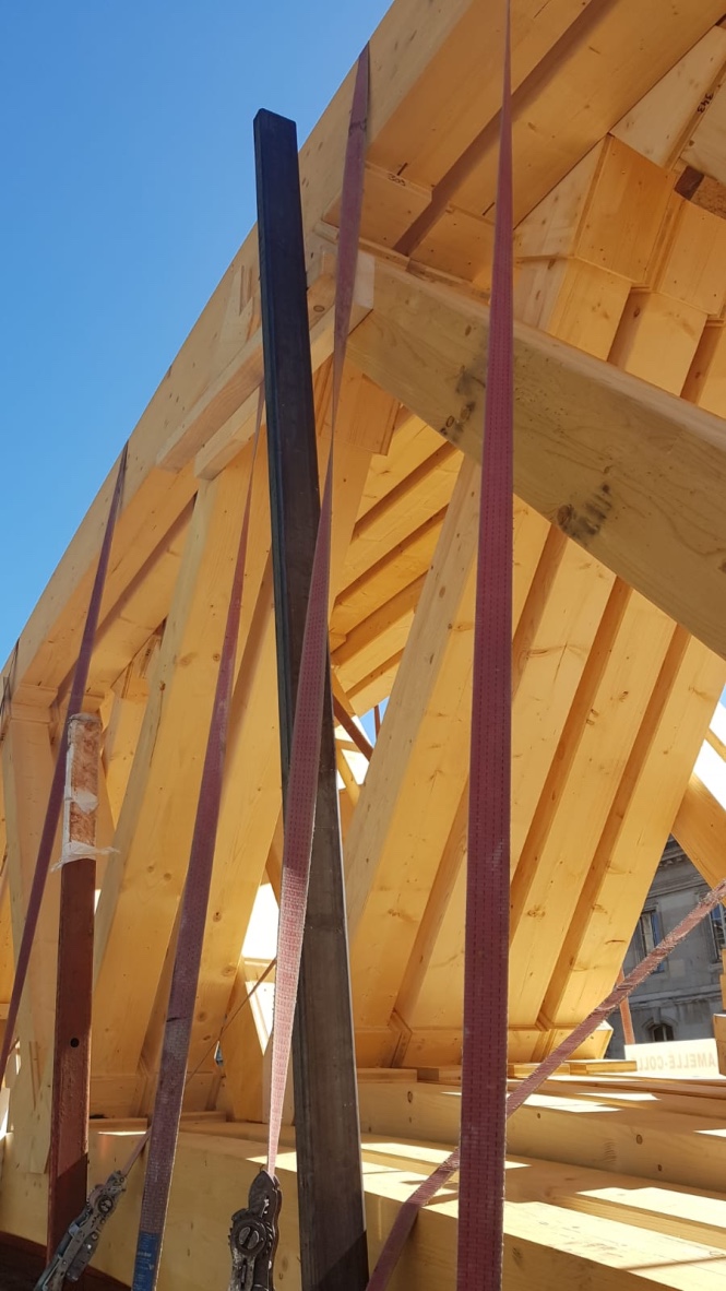 La charpente en attente de déchargement