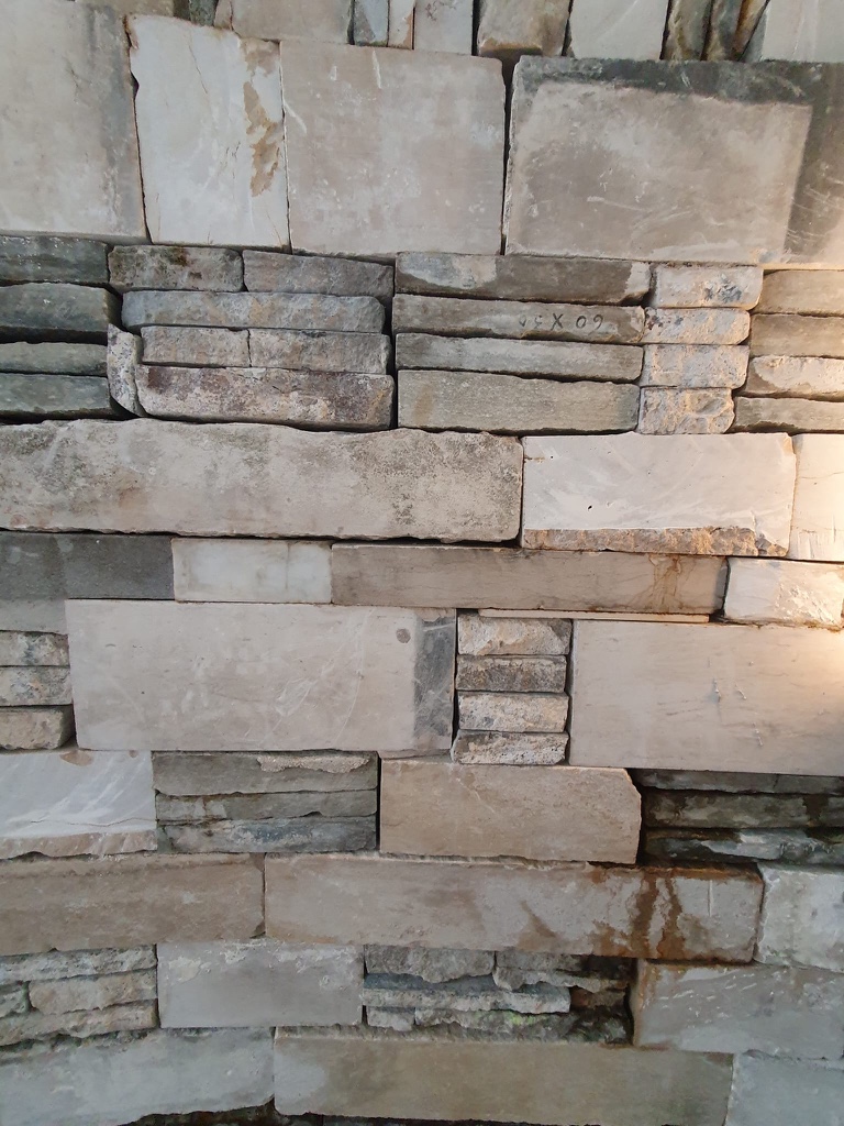 Mur de pierres de récuperation